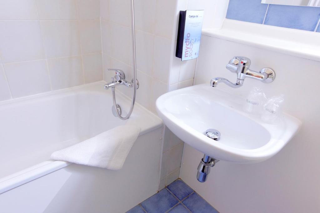 Campanile Hotel Mayenne Zimmer foto