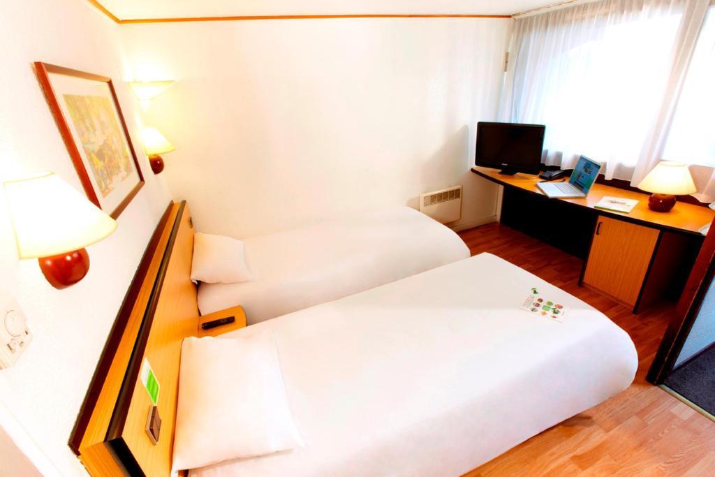 Campanile Hotel Mayenne Zimmer foto